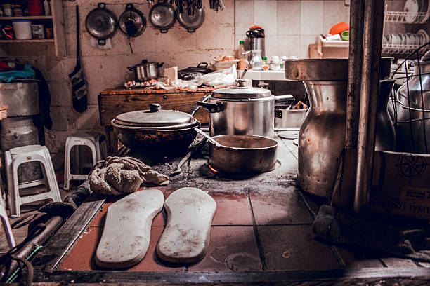 Interior of a rustic country kitchen in operation. Pots and pans on a wood stove, worn utensils and everyday elements create an authentic atmosphere of the Colombian countryside. This image captures the essence of traditional life, self-sufficiency and food preparation with ancestral techniques.