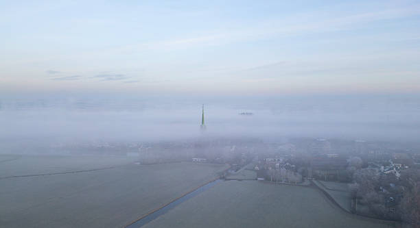Hoogmade in de mist op een winterochtend. Hoogmade is een schilderachtig dorp in de provincie Zuid-Holland, gelegen in de gemeente Kaag en Braassem. Het dorp ligt aan het riviertje de Does, ten oosten van Leiden en ten noordwesten van Alphen aan den Rijn. Met een oppervlakte van ongeveer 6,31 km² en een bevolking van circa 1.730 inwoners (2023) is het een rustige en landelijke woonplaats.