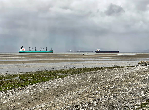 Sand spraying for maintenance of the entrance to the port of Nieuwpoort