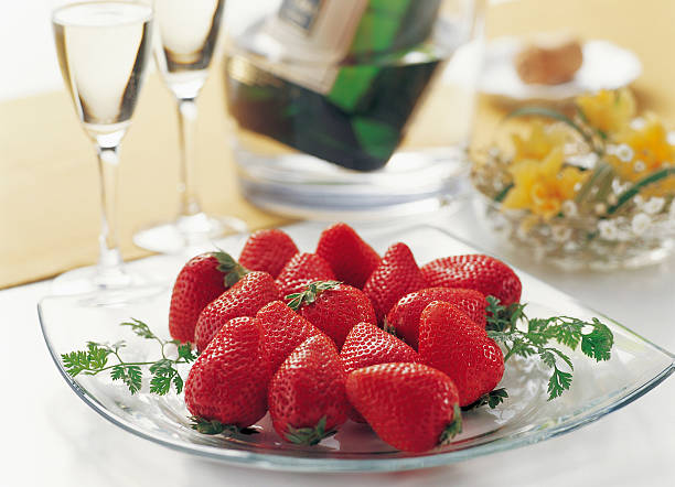 Sachinoka strawberries are small and oblong in shape, but they are a variety with excellent color, luster, and fragrance. The stylish presentation evokes the image of a fun dessert time.