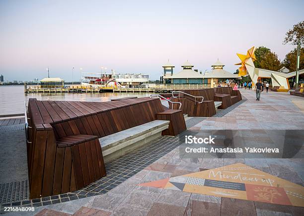Moderne Uferpromenade Mit Künstlerischem Bankdesign Und Malerischer Atmosphäre South Perth Australien 15 April 2020 Stockfoto und mehr Bilder von Abenddämmerung