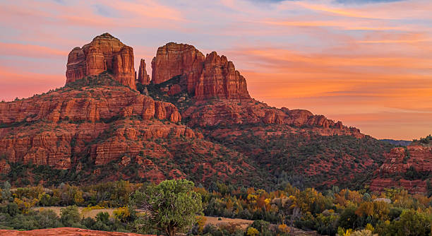 cathedral rock at sundown - red rocks stok fotoğraflar ve resimler