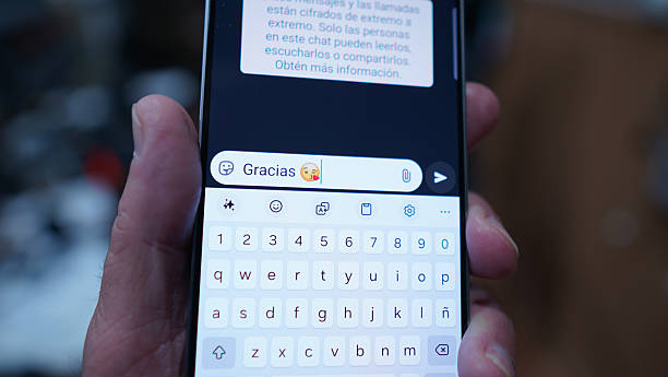 Texto Gracias con emoticono de texto escrito en un teléfono smartphone  en una app de mensajería