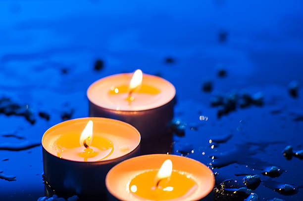 Three tealight candles emit a soft light that fills the frame with warmth. Candle by candle, they form a chain of coziness. Their flame is a gentle ornament for a special moment.