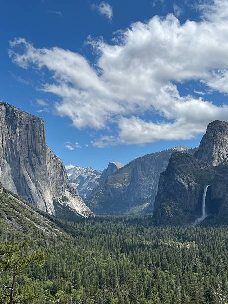 istock Yosemite Valley from Tunnel View 2217033631