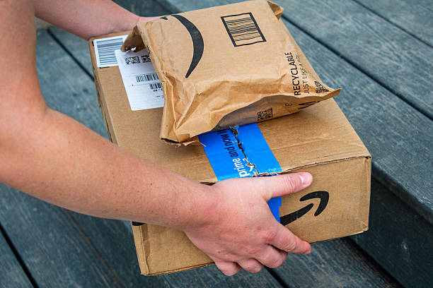 курьер amazon размещает первоклассные посылки на пороге дома в сан-франциско - пакет стоковые фото и изображения