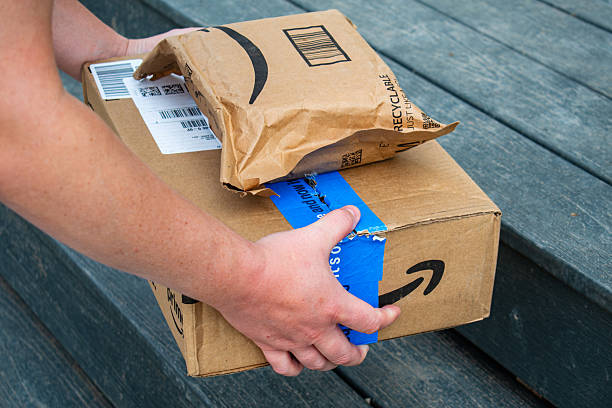 Amazon Delivery Worker Places Prime Packages on Doorstep in San Francisco San Francisco, CA, USA – May 24, 2025: An Amazon delivery worker places Amazon Prime packages on the doorstep of a residence in San Francisco during a routine delivery. order everything from Amazon at home. stock pictures, royalty-free photos & images