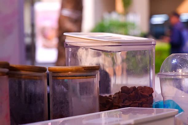 Clear jars for sweets, candies, jelly, jelly, ice cream shop, ice cream vendor, service work, close-up of clear ceramic jar shelves, sweets, cool and refreshing in a shopping mall or community area.