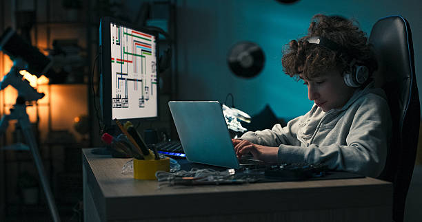 istock Surrounded by creative decor, the child draws in his notebook for tech class. The screen shows digital graphics that guide his ideas while he works from his desk. 2217088201
