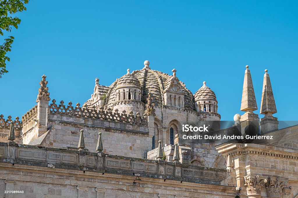 Detalle de la cúpula románica gallonada de la catedral siglo XII de Zamora, España Ancient Stock Photo Detalle de la cúpula románica gallonada de la catedral siglo XII de Zamora, España Ancient Stock Photo