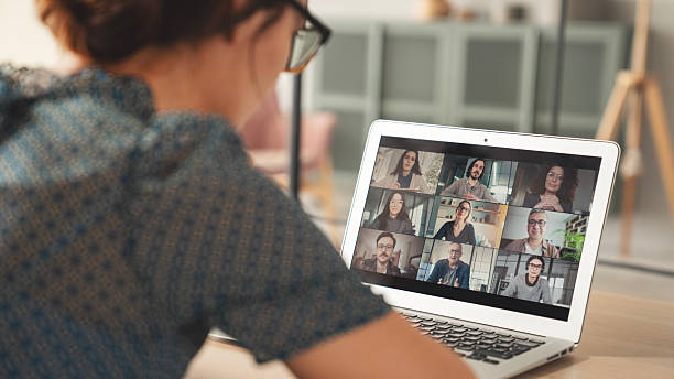 mladá žena používající počítač pro videohovory - videohovor - stock snímky, obrázky a fotky