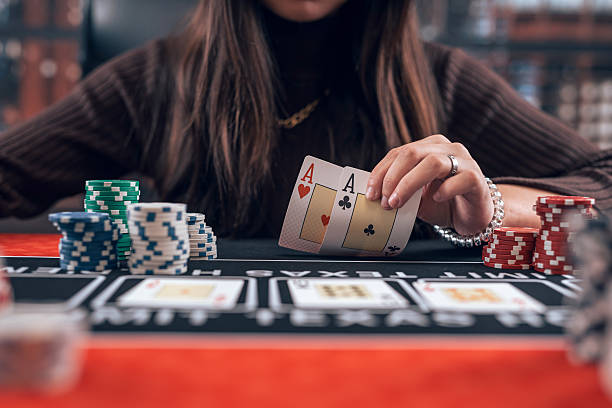 Gracz trzymający karty do pokera w aplikacji Snatch Casino