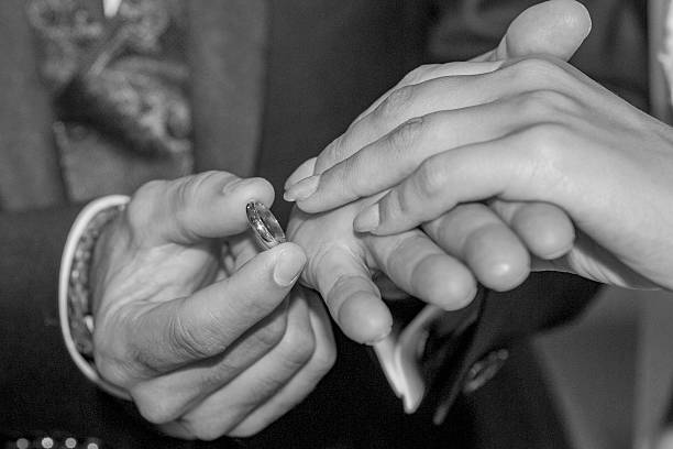 Anillos de boda, foto detalle en blanco y negro