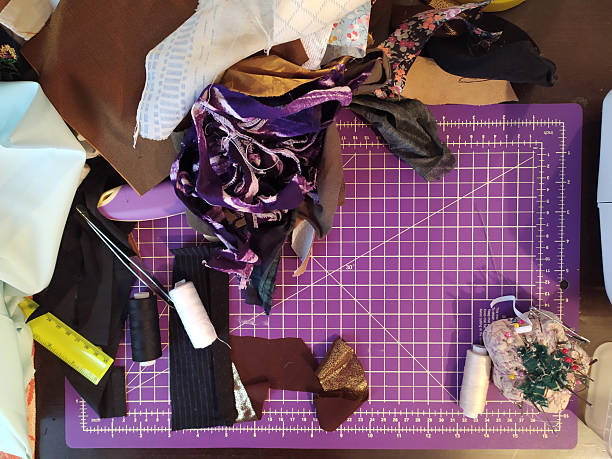 Colorful fabric scraps scattered on a cutting mat, evoking creativity and craftsmanship. Ideal for sewing, design or handmade product themes.