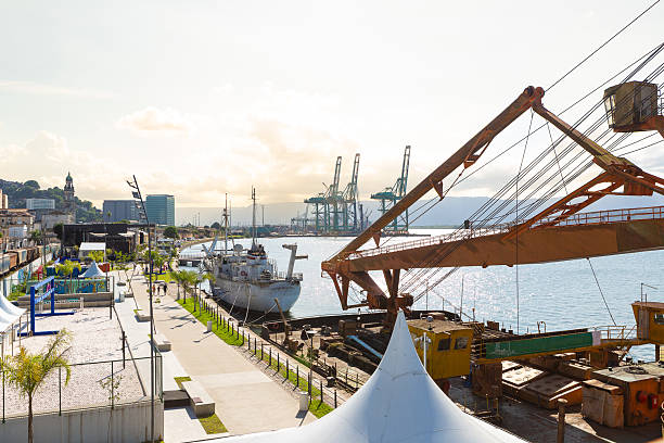 In Porto, Warehouse 4 and the open space that comprised Warehouses 5 and 6, in addition to Rua Tuyuti, were transformed into an area for leisure, sport, entertainment, culture and gastronomy, connected to the waterline.