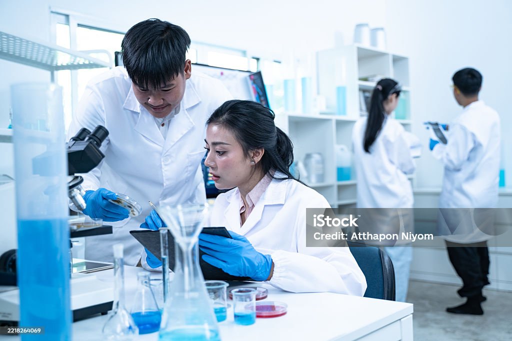 Multitache Science Multidisciplinary Science Students Work In A Modern Lab Analyzing ...