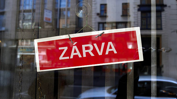 istock closed sign in Hungarian 2218386190