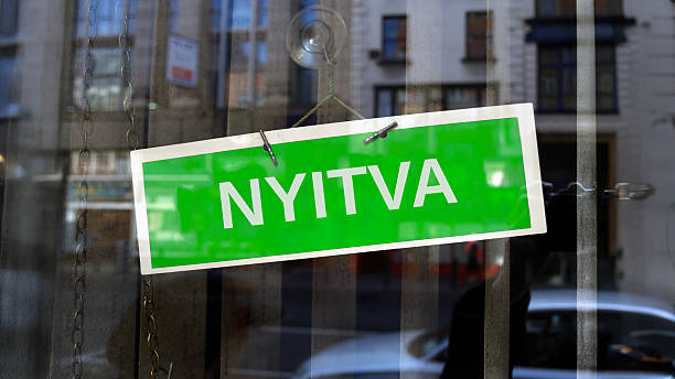 istock open sign in Hungarian 2218386365