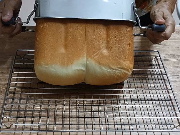 istock Pour the bread out of the pan. 2218740132