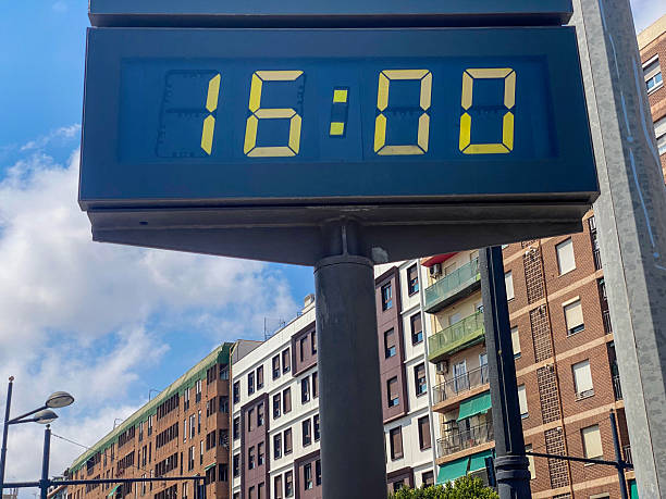istock 16:00 hours in the city 2218791410