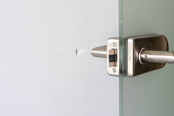 istock Modern door handle design in a minimalist apartment environment 2219304574
