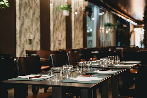 Empty tables awaiting customers in modern restaurant Modern restaurant interior featuring empty tables, inviting ambiance, and elegant decor, creating a cozy and comfortable dining experience restaurant design stock pictures, royalty-free photos & images