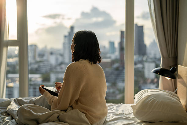 asain woman writing her to-do list on digital tablet - 早朝覚醒 ストックフォトと画像