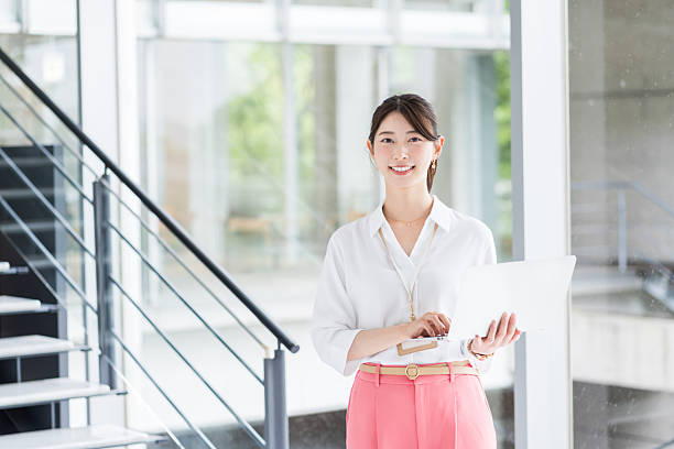 企業で働くビジネスウーマン - 日本人 女性 ストックフォトと画像