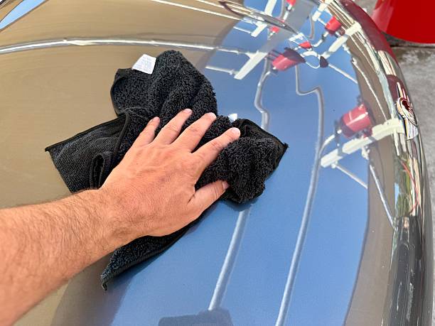 istock Man hand cleaning car with microfiber cloth at car wash 2220004564