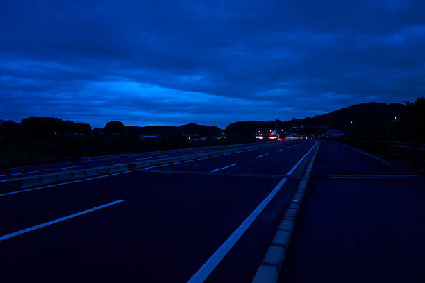 Under the deep blue sky, on the border where the darkness of night and the light of morning mingle, this road exists in the narrow space where two time periods intersect, and continues silently but powerfully into the future.