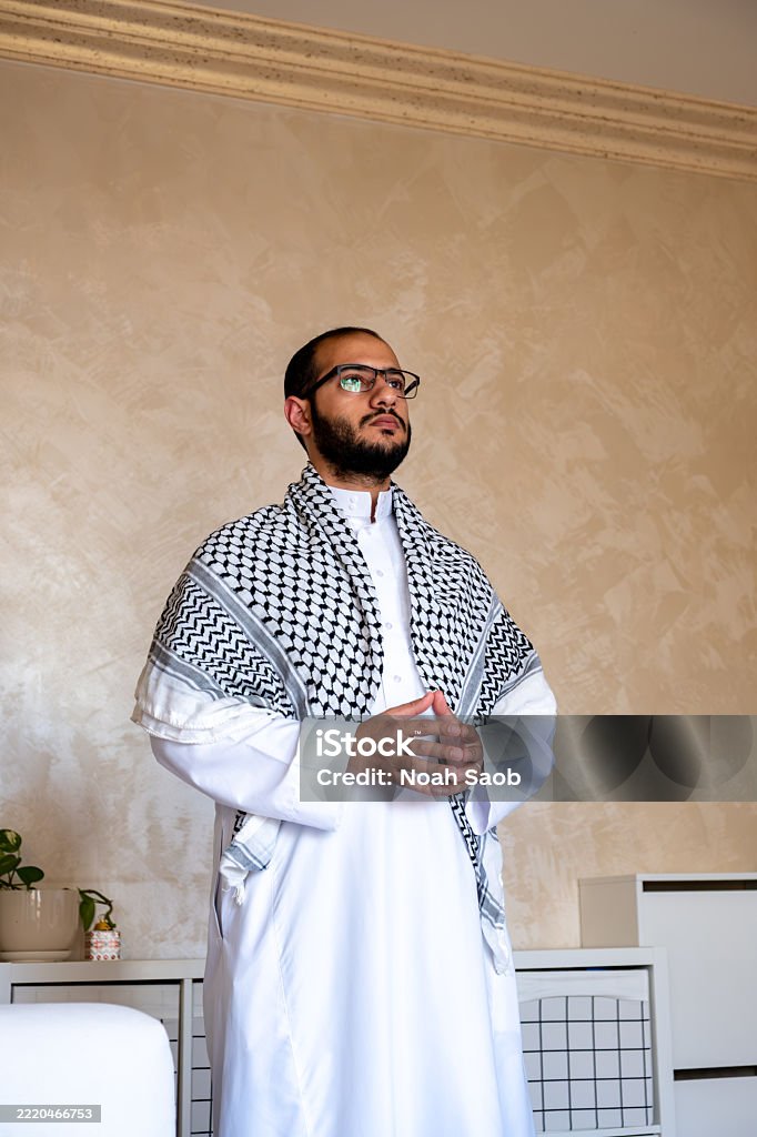 Pria berpakaian tradisional berdiri dengan tenang di ruangan interior modern - Bebas Royalti 25-29 tahun Foto Stok Pria berpakaian tradisional berdiri dengan tenang di ruangan interior modern - Bebas Royalti 25-29 tahun Foto Stok