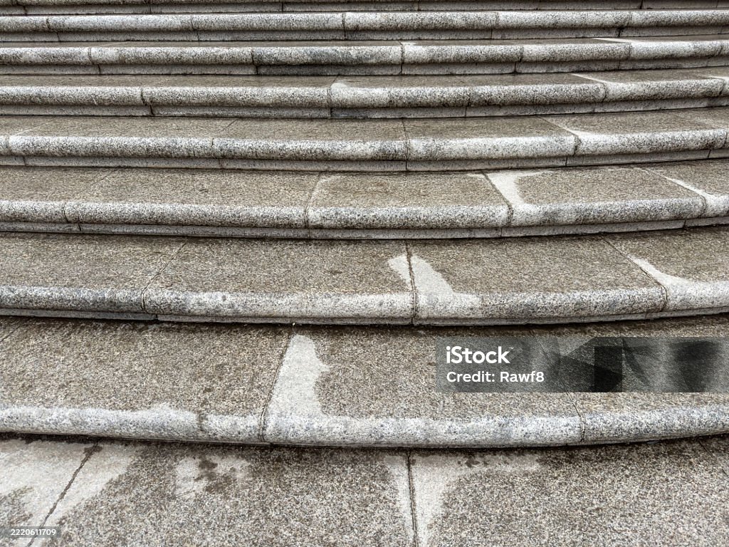 Kamenné schodiště, masivní žulové schodiště s kulatou hranou v pozadí - Bez autorských poplatků Architektura Stock fotka Kamenné schodiště, masivní žulové schodiště s kulatou hranou v pozadí - Bez autorských poplatků Architektura Stock fotka