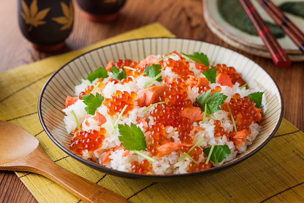 Vinegared rice mixed with salmon, salmon roe, and white sesame seeds, garnished with mitsuba. A luxurious autumn-flavored mixed rice.