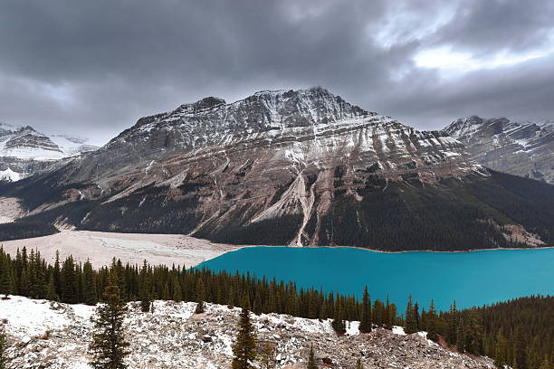 Cloudy evening skies over the teal-emerald-turquoise Lake Peyto, backed by peaks Peyto and Caldron and Mount Patterson. Banff NP-Alberta-Canada-388 View from the viewpoint over the emerald-turquoise-teal Peyto Lake to the Waputik Range mountains rising on the lake's W shore, L-R: Peyto Peak, Caldron Peak, Patterson Mount. Banff NP-Alberta-Canada. outlier stock pictures, royalty-free photos & images