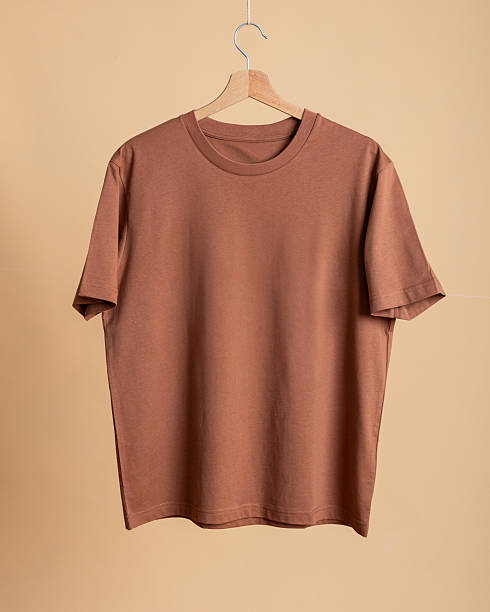 marrone cotone t-shirt sfondo neutro - terracotta immagine foto e immagini stock