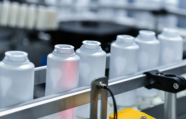 istock Counting and automatic tablet bottling machine in the pharmaceutical industry 2220719049