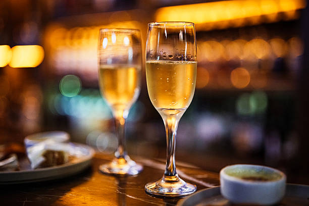 高級バーでカウンタートップのシャンパンを2杯。 - お酒 ストックフォトと画像
