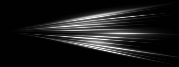 ilustrații de stoc cu viteza luminii albe explodează cu linii strălucitoare și efect de mișcare radială. reflexii dinamice și dungi de zoom pe fundal întunecat abstract. perfect pentru bannere tehnologice sau modele vectoriale futuriste. - urmă de lumină