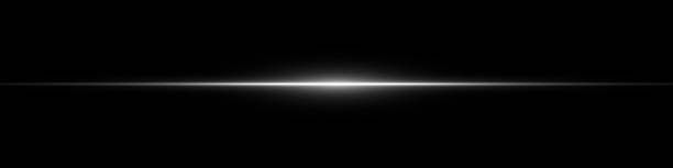 ilustrații de stoc cu fascicul laser alb strălucitor cu pete moi și dungi de neon pe fundal spațial negru. efect de mișcare orizontală cu dâre de lumină dinamice și strălucire futuristă. postere vectoriale de concert digital bg - urmă de lumină