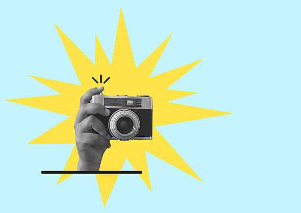 eine hand mit einer alten analogen kamera - fotoapparat stock-grafiken, -clipart, -cartoons und -symbole