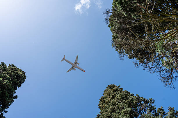 istock Jet Plane Soaring Through Blue Sky Beschreibung 2221535512