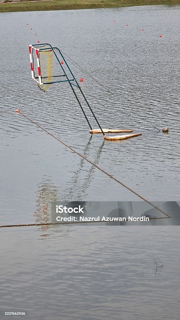 Gawang Sepak Bola Terendam Yang Memantulkan Air Tenang - Bebas Royalti Air Foto Stok Gawang Sepak Bola Terendam Yang Memantulkan Air Tenang - Bebas Royalti Air Foto Stok