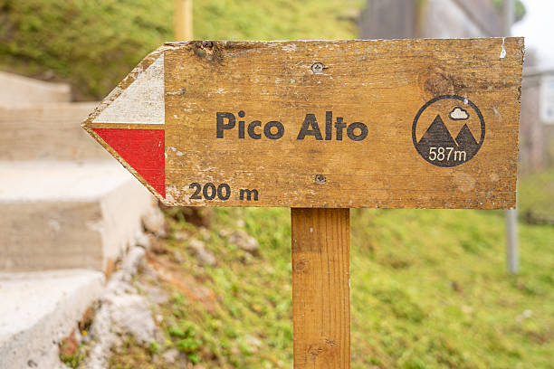 istock Direction indicator arrow of Pico Alto 2221638362