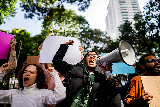 people protesting outdoors - protesto imagens e fotografias de stock