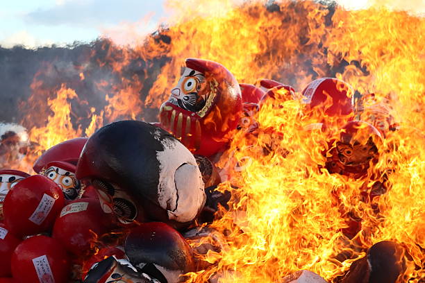 Many darumas are piled up in heaps. Daruma will now be burned for memorial services.