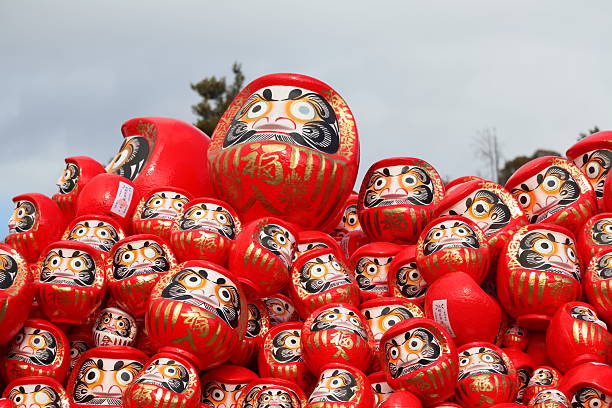 Many darumas are piled up in heaps. Daruma will now be burned for memorial services.