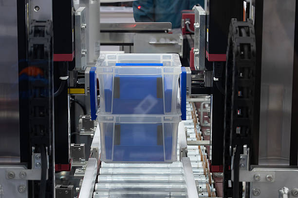 o processo de manuseio de materiais de alta tecnologia por caixa de recipiente de plástico. - material handling conveyor - fotografias e filmes do acervo