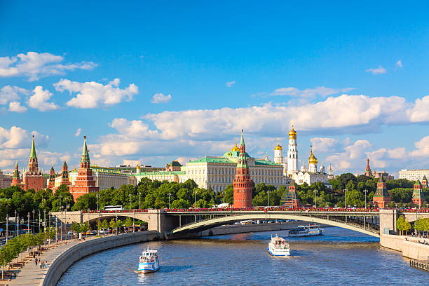 вид на московский кремль, москву-реку, экскурсионные корабли и большой каменный мост в летний солнечный день. достопримечательность в моск� - кремль стоковые фото и изображения