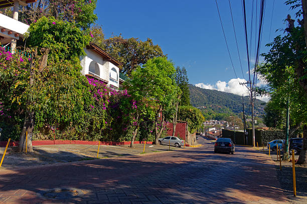 streets of valle de bravo, mexico - toluca mexico photos et images de collection
