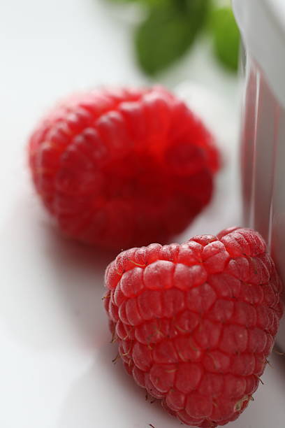 Various raspberries are being soaked in salt water to clean them before eating. Raspberry fruits are edible, which have both sweet and sour tastes. They are also high in vitamin C and are beneficial to the body.